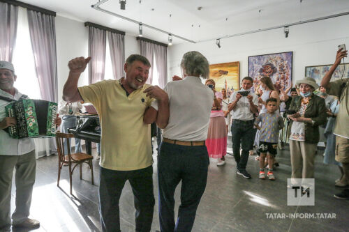 Мөдәррис Минһаҗевның «Төсләрдә милли хисләр» күргәзмәсеннән фоторепортаж