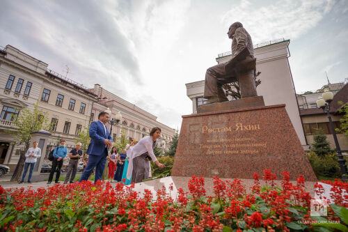 Рөстәм Яхин һәйкәленә чәчәкләр салу тантанасыннан фоторепортаж