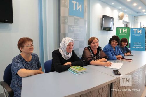 Татар китаплары белән сату итүче эшмәкәрләр белән очрашудан фоторепортаж