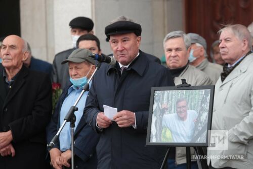 Халык язучысы Гәрәй Рәхим белән хушлашу мәрасименнән фоторепортаж