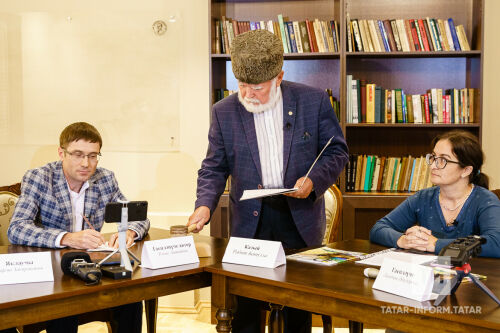 Рәмис Латыйповның «Кире кайту» хикәясенә карата Әдәби суд утырышыннан фоторепортаж