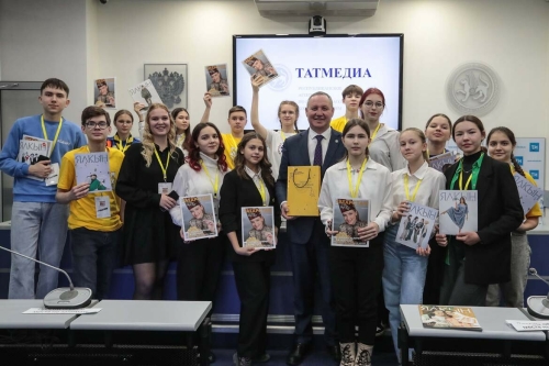 Айдар Сәлимгәрәвнең балалар белән очрашуыннан фоторепортаж