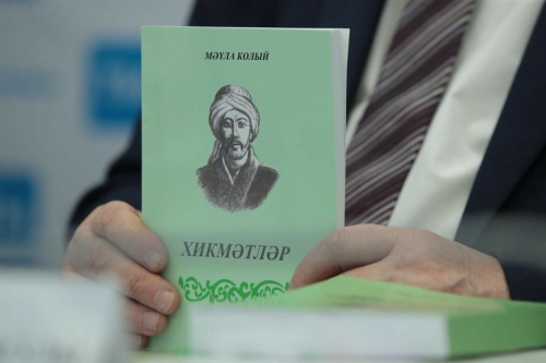 Мәүлә Колый иҗатын мәңгеләштерүгә багышланган матбугат конференциясеннән фоторепортаж