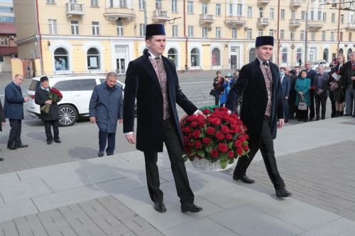 Габдулла Тукай һәйкәленә чәчәк салу тантанасыннан фоторепортаж