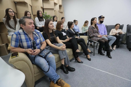 "Ялкын" студиясендә блогерларның студентлар белән очрашуыннан фоторепортаж