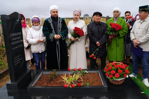Язучы, драматург Әхәт Гаффар каберенә таш куюдан фоторепортаж