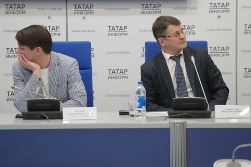 Казанда Уфа "Нур" театры гастрольләренә багышланган матбугат конференциясеннән фоторепортаж