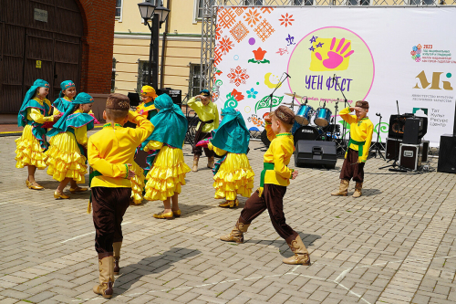 Балаларны яклау көнендә Казан Кремлендә ачылган «Уен Фест» фестиваленнән фоторепортаж