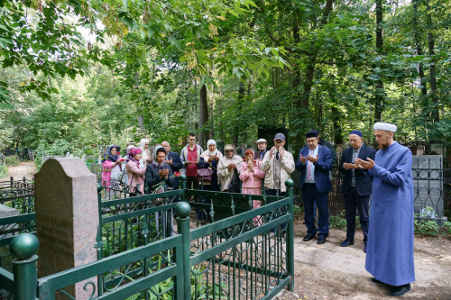 Каюм Насыйри каберенә зиярәт кылудан фоторепортаж