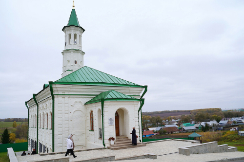 Татар журналистларының Түбән Бәрәскә авылының истәлекле урыннары буенча сәяхәтеннән фоторепортаж