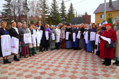 «Ак калфак» татар хатын-кызларының Әлмәтнең Габдрахман авылына сәяхәтеннән фоторепортаж