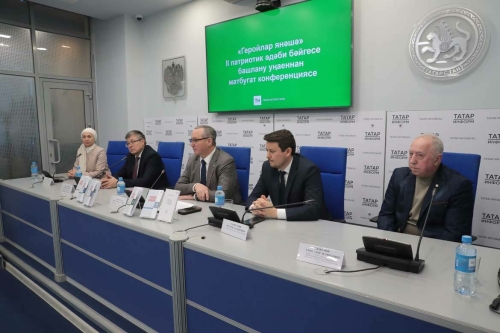 «Геройлар янәшәдә» әдәби бәйгесенә багышланган матбугат очрашуыннан фоторепортаж