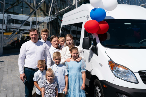 Күп балалы гаиләләргә микроавтобуслар тапшыру тантанасыннан фоторепортаж