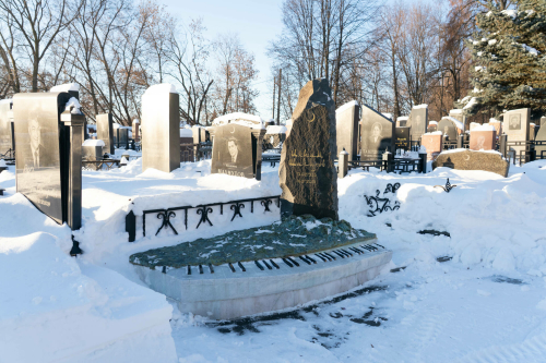 Яңа Татар бистәсе зиратында Илһам Шакировны искә алудан фоторепортаж