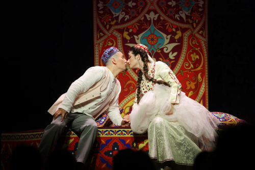 «Йолдызлык» театрында «Аршин мал алан» спектакленнән фоторепортаж