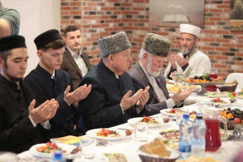 «Безнең мирас» һәм «Мәдәни җомга» редакциясе үткәргән ифтардан фоторепортаж