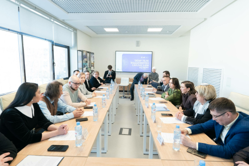 Татар телен саклау һәм үстерү темасына багышланган түгәрәк өстәл утырышыннан фоторепортаж