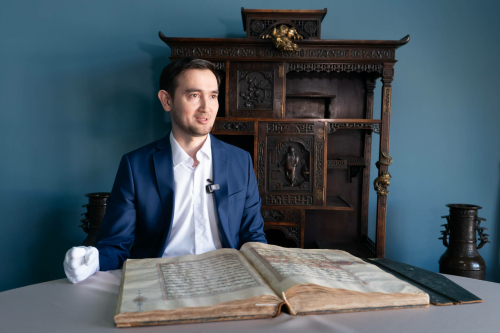 Милли музейда галим Әлфрид Бостанов белән әңгәмәдән фоторепортаж