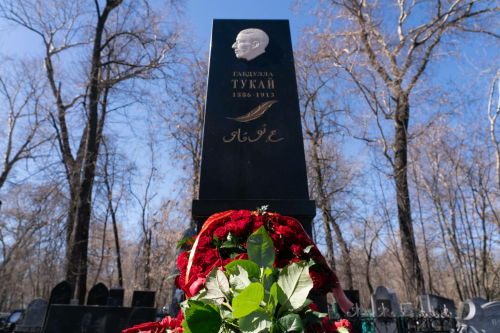 Татар халкының бөек шагыйре Габдулла Тукай каберенә чәчәкләр салудан фоторепортаж