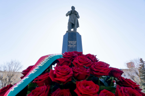 Габдулла Тукайның 140 еллыгында шагыйрь һәйкәленә чәчәкләр салу тантанасыннан фоторепортаж