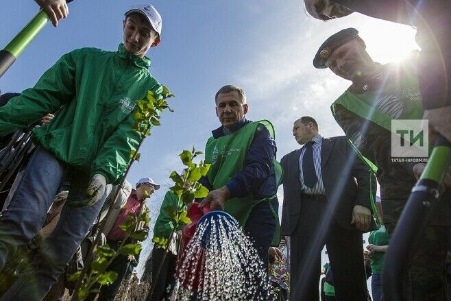 Рөстәм Миңнеханов Казанның Җиңү паркында сирень үсентеләре утыртты