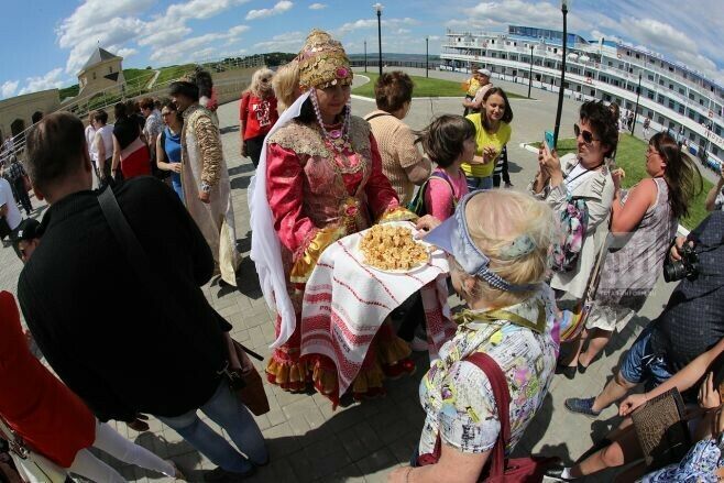 Болгарга теплоход белән килгән туристларны Хан белән Ханбикә каршы ала