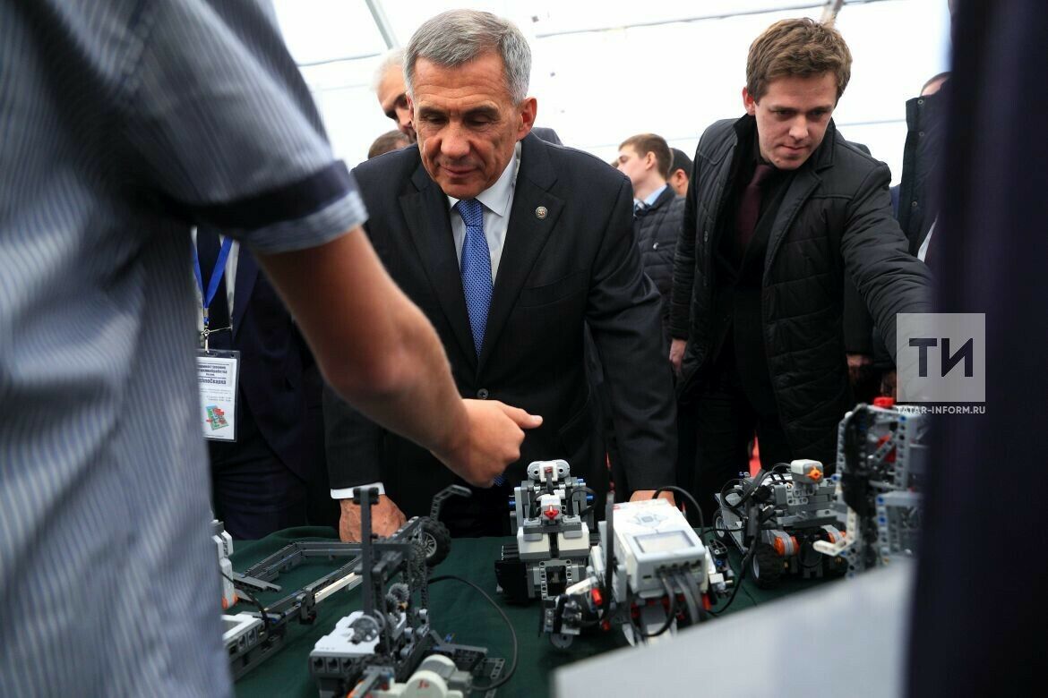 Рөстәм Миңнеханов һәм Денис Мантуровны Казанда машина төзелеше күргәзмәсендә көтәләр