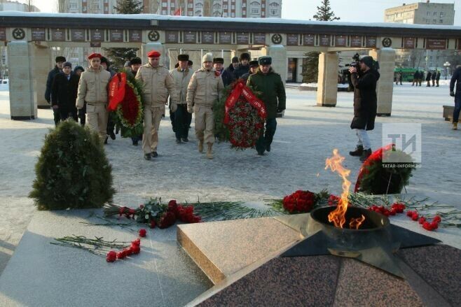 Казанның Җиңү паркында Мәңгелек утка чәчәкләр салдылар