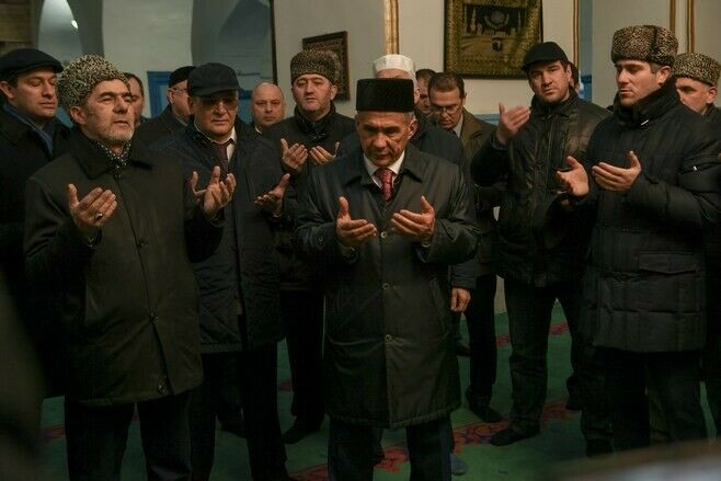 Татарстан Президенты Дербентта иң борынгы мәчеттә булды