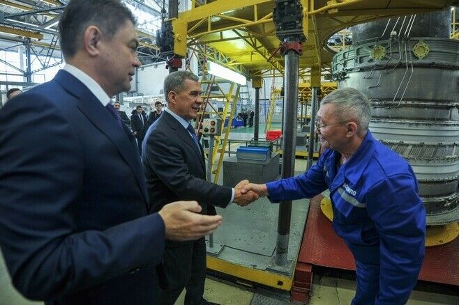 Рөстәм Миңнеханов: Безгә үз сәнәгатебезне үстерергә кирәк   