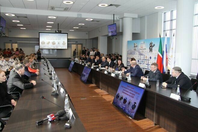 Түгәрәк өстәлдә катнашучылар: Татарстанда спорт зур адымнар белән алга бара