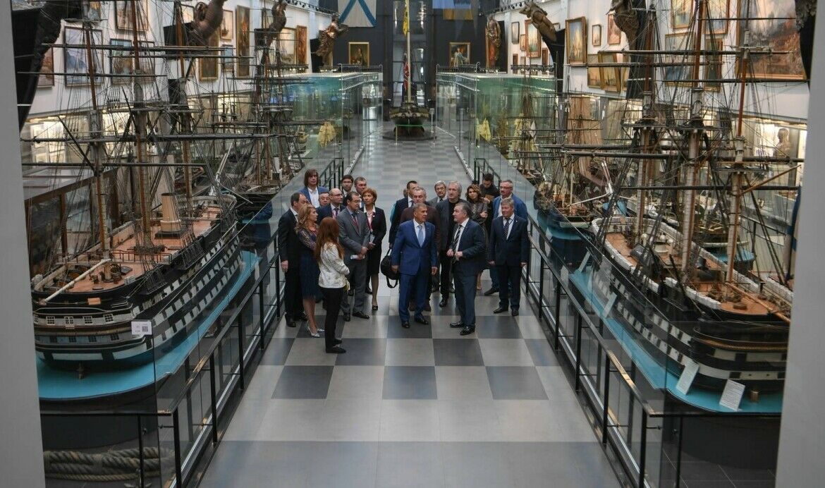 Татарстан Президенты Санкт-Петербургта Үзәк хәрби-диңгез музеенда булды