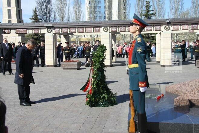 Татарстан Республикасы Президенты Мәңгелек ут янына чәчәкләр салды