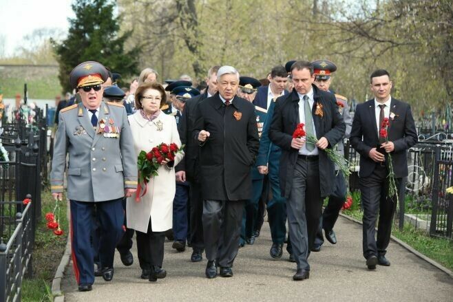 Фәрит Мөхәммәтшин Казанда үлеп калган чит ил сугышчылары хөрмәтенә чәчәкләр куйды