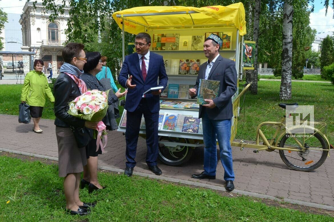 Казан урамнары буйлап Россиядә беренче булган велорикша - китап сату арбасы йөриячәк