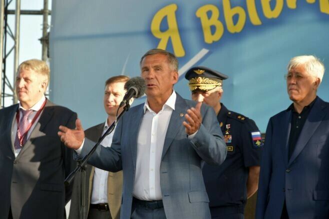 Рөстәм Миңнеханов Казандагы "Мин күкне сайлыйм” авиабәйрәмен яшьләр өчен дип исәпли