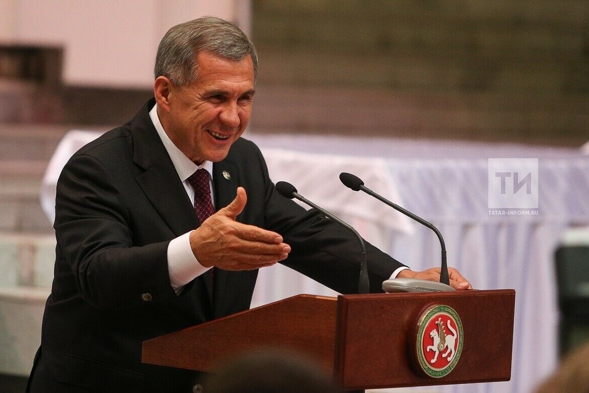 Рөстәм Миңнеханов Казан авиация заводының алдынгы хезмәткәрләрен бүләкләде