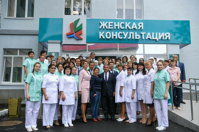 Рөстәм Миңнеханов Әлмәттә төзекләндерелгән хатын-кызлар консультациясен карады