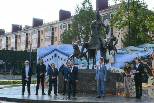 Рөстәм Миңнеханов Әлмәттә «Каракүз» скульптурасын ачуда катнашты