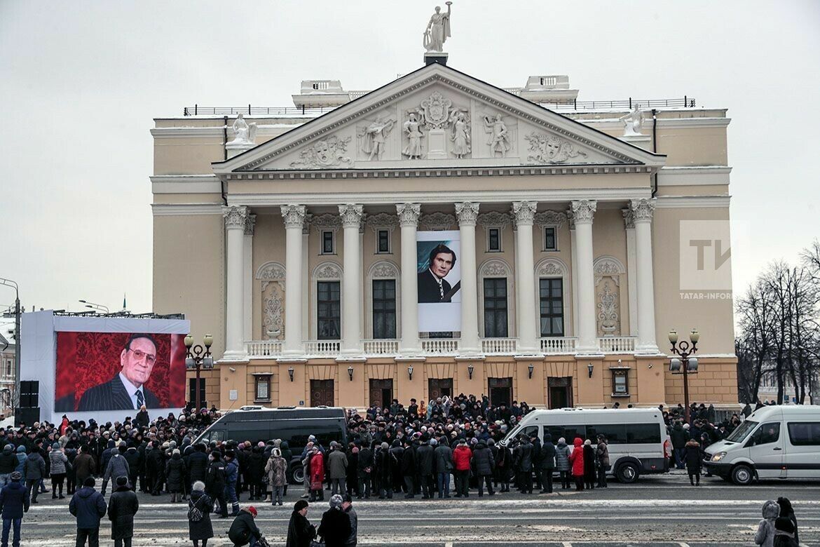 Җәмәгатьчелек Илһам Шакировны соңгы юлга “Мәңгелеккә китеп барам” җыры белән озатты