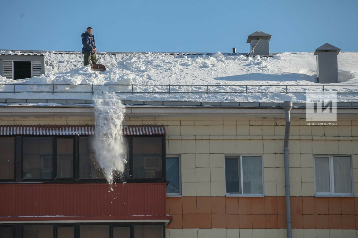 С крыш падает вода. Сход снега с крыши. Предупреждение о снеге с крыши. Сход снега с крыши административного здания. Снег на крыше татар информ.