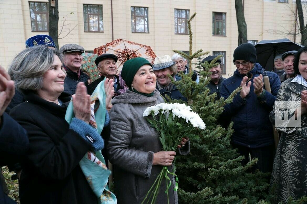 Римма Ибраһимова Филармония янындагы скверда үз агачын утыртты