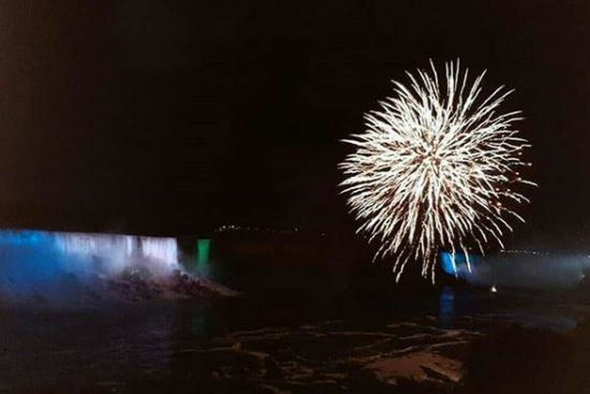 Ниагара шарлавыгын башкорт әләме төсләре белән яктыртканнар