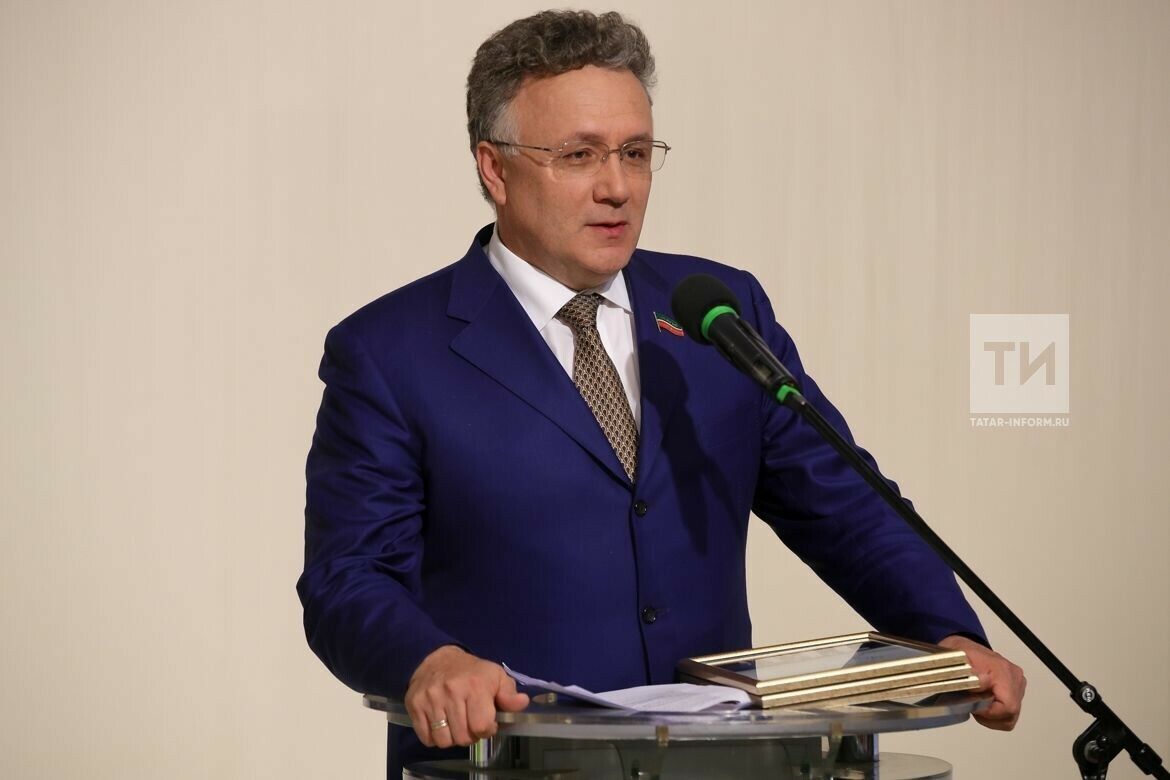 Илшат Әминов ТНВ Яңа ел тапшыруы өчен җырчылардан акча җыя дигән гаепләүне кире какты