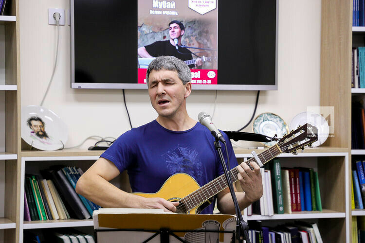 Тыңлаучылары Мубайдан аудиоязмаларын чыгаруны сорыйлар