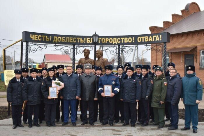 Апаста легендар фильмы геройларына багышланган скульптура композициясе ачылды