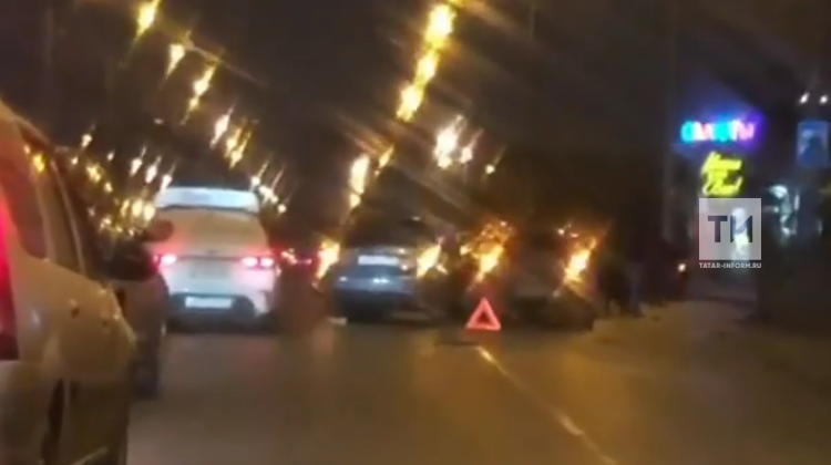 Казанда Җиңү проспектында биш машина бәрелешкәнен видеога төшергәннәр