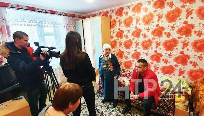 Түбән Кама блогеры ялгыз пенсионер әби фатирында бушлай ремонт ясаган