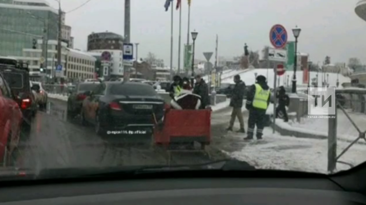 Казан үзәгендә җиңел автомобильгә тагылган чанада утырган Кыш бабайны туктаттылар