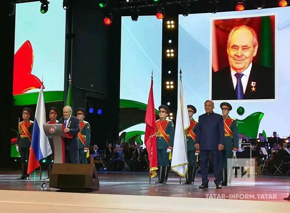 ТАССР төзелүнең 100 еллыгы медале белән беренче булып Минтимер Шәймиев бүләкләнде